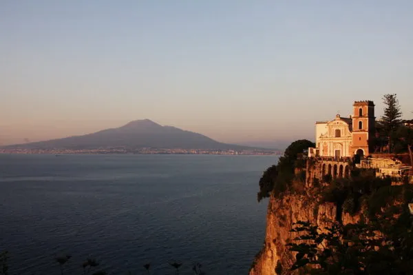 Chiesa della Santissima Annunziata a Vico Equense, a picco sul Golfo di Napoli con il Vesuvio sullo sfondo