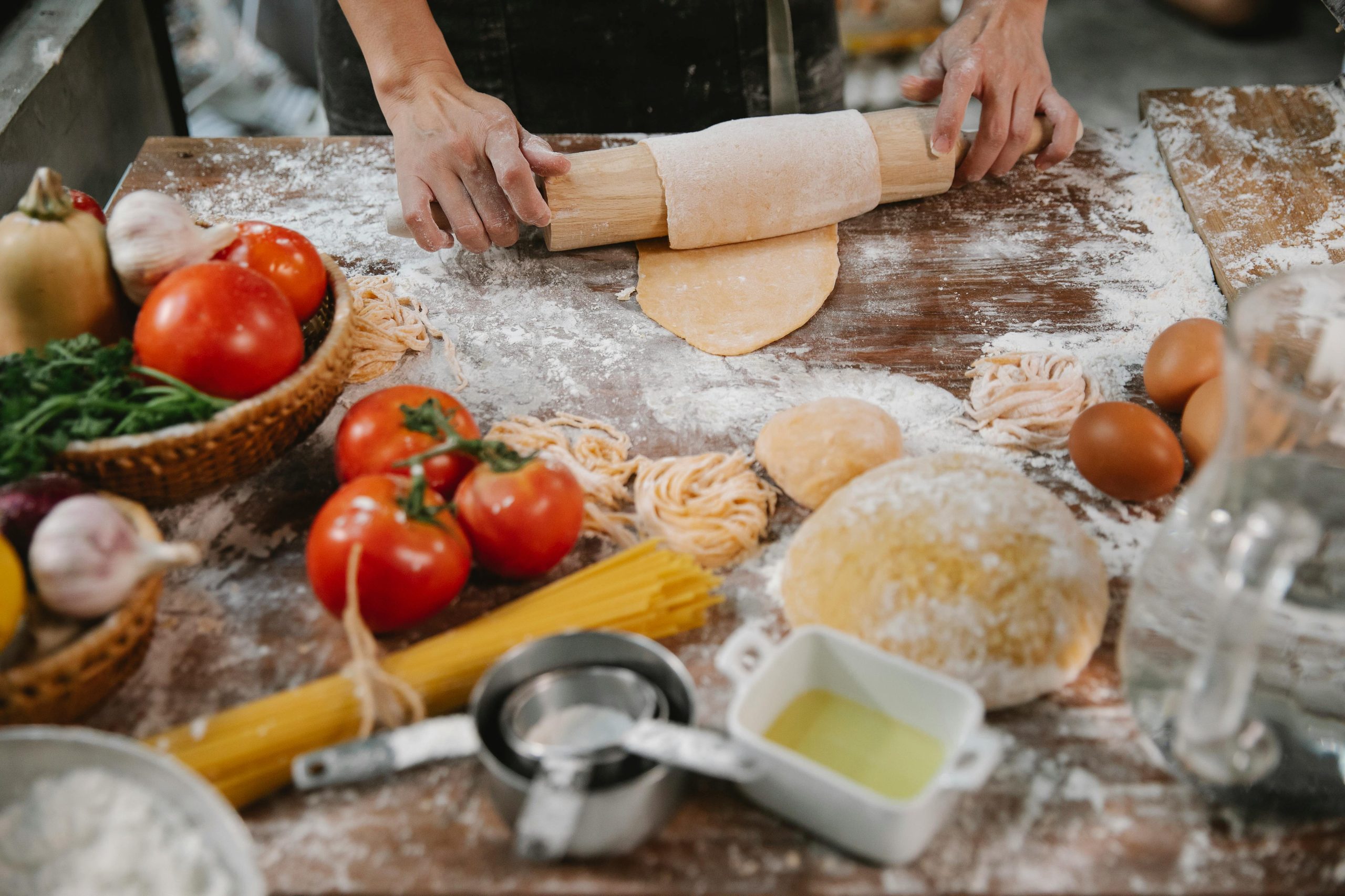 Preparazione della pasta fresca durante una cooking class in Costiera Amalfitana